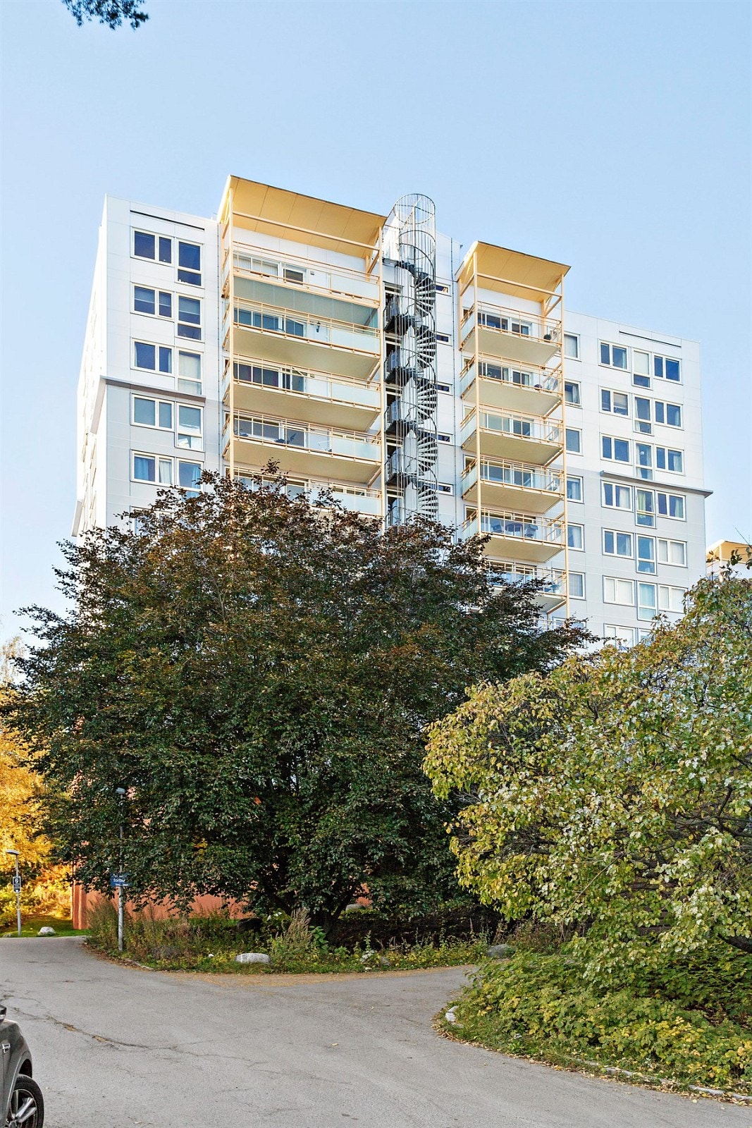 Fasade - Utvendig er alle fasader rehabilitert med etterisolering, nye plater, vinduer og balkonger m.m. Galleribilde