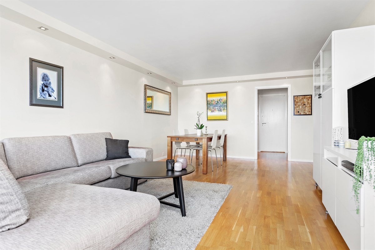 Stuen har god plass til et spisebord i hjørnet. Galleribilde