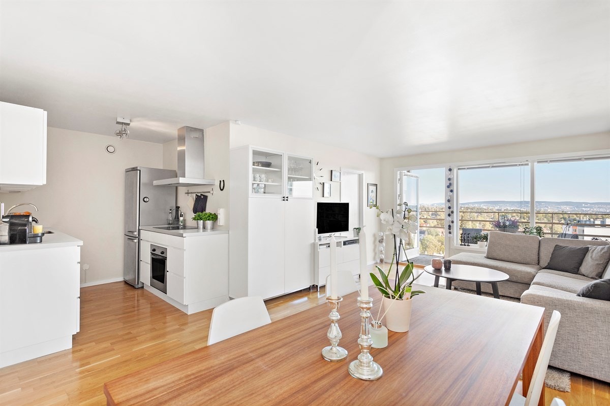 Leiligheten har et pent kjøkken med god skap -og benkeplass i delvis åpen løsning mot stuen. Galleribilde