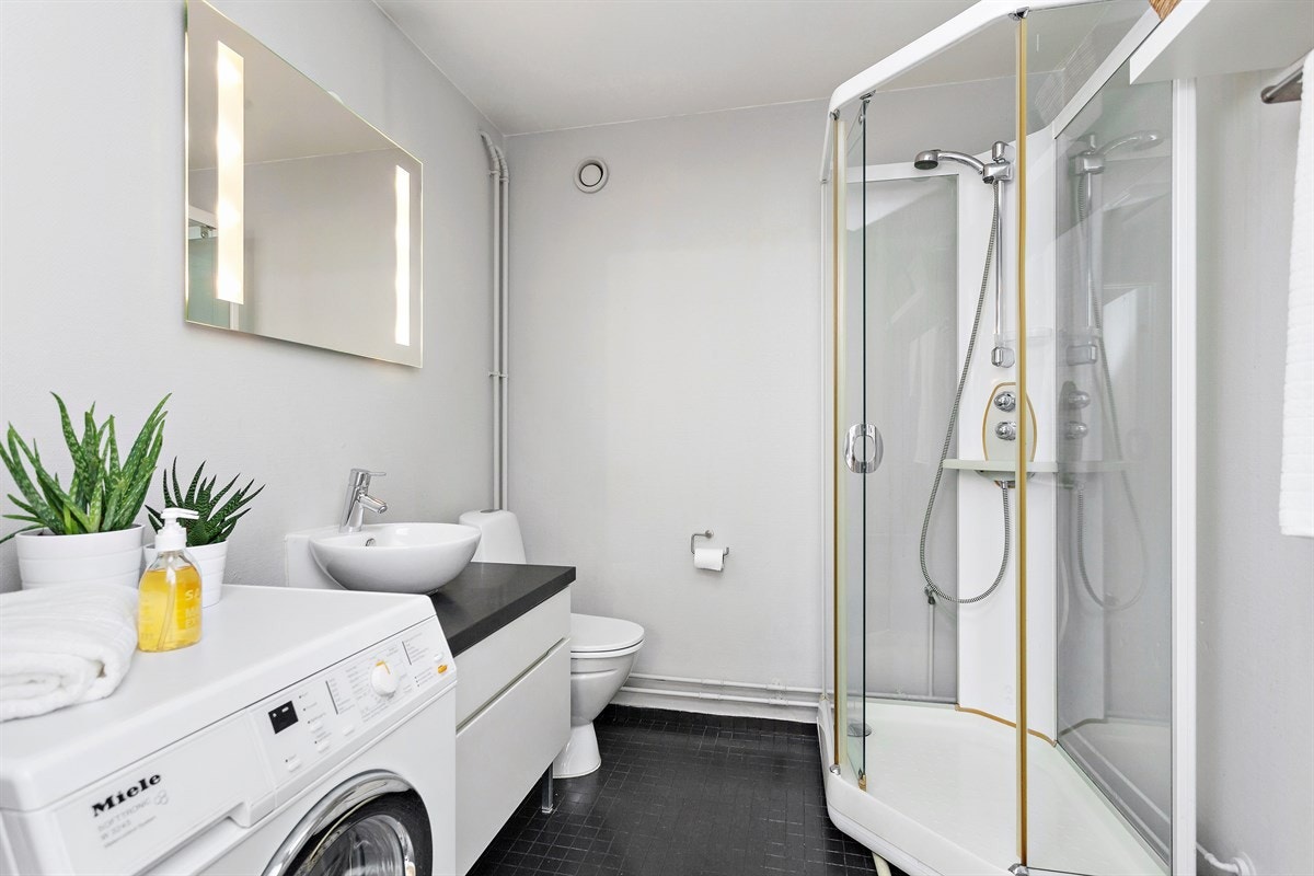 Romslig bad med opplegg for vaskemaskin. Galleribilde