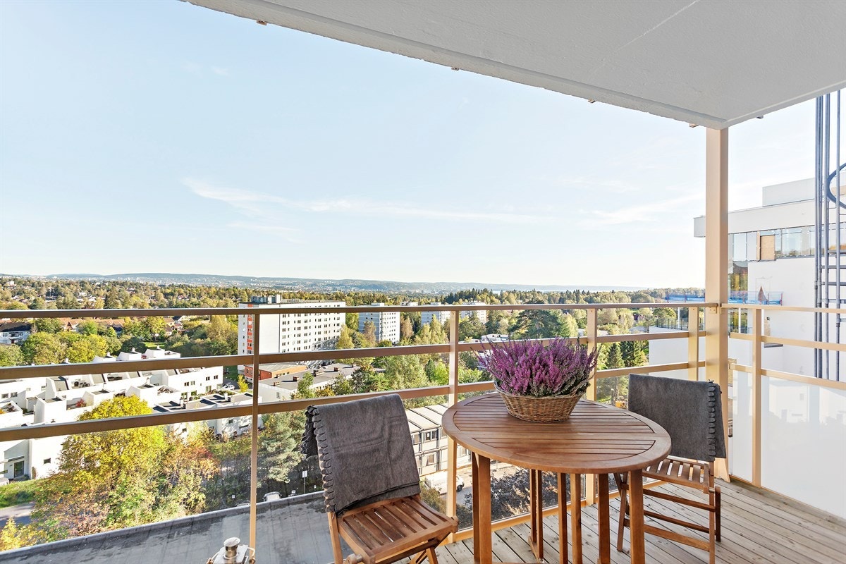Leiligheten har en stor balkong med fantastisk fjordutsikt og plass til grill og spisebord. Galleribilde
