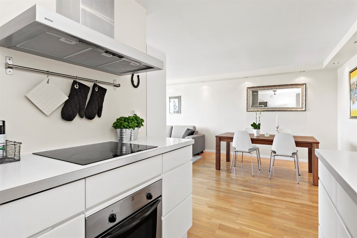 Kjøkkenet er utstyrt med integrert stekeovn, keramisk platetopp og oppvaskmaskin. Galleribilde