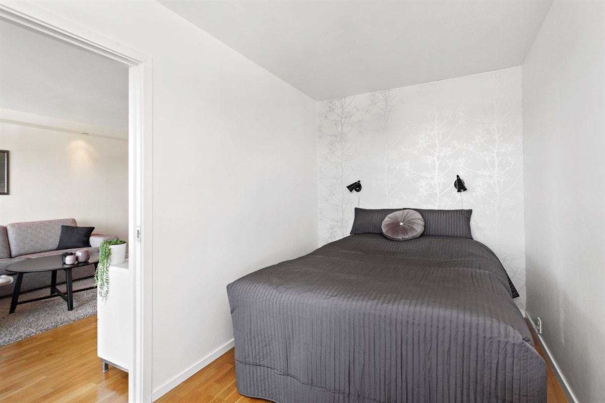 Romslig soverom med god plass til dobbeltseng og garderobeskap. Galleribilde