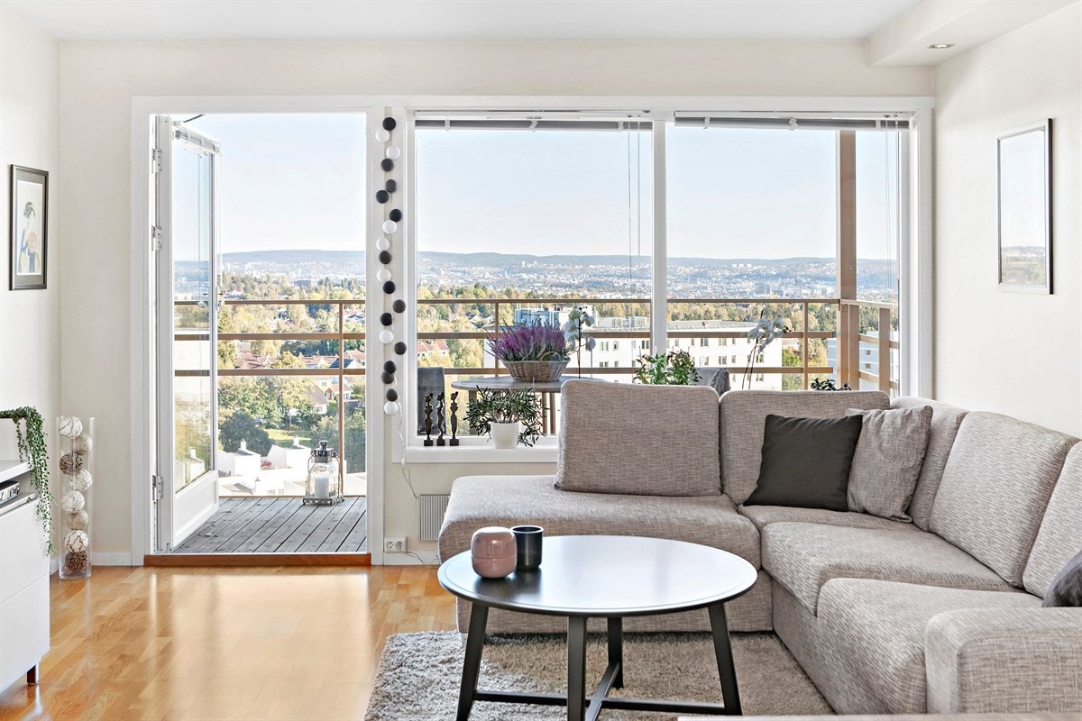 Den flotte utsikten kan sees fra stuen og soverommet. Galleribilde