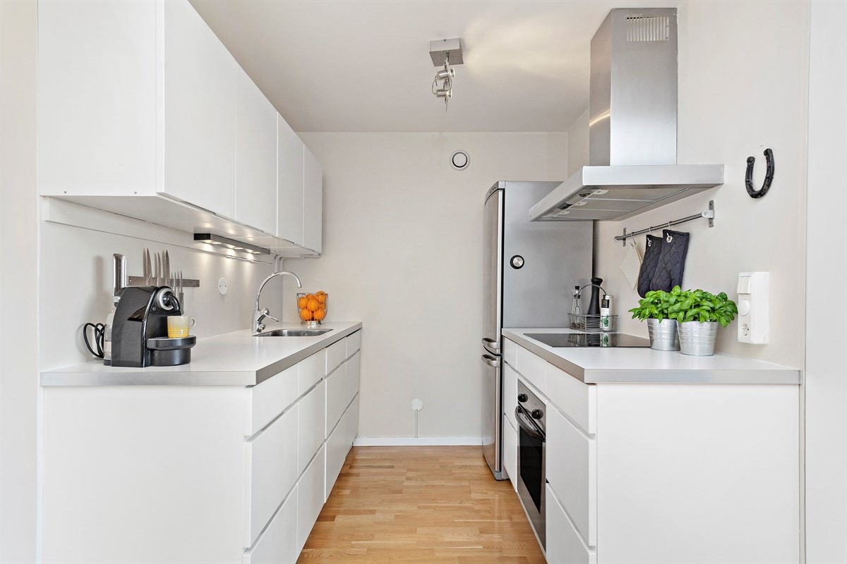 Kjøkkenet har hvit glatt kjøkkeninnredning fra Kvik og har blitt oppgradert i 2005/08. Galleribilde