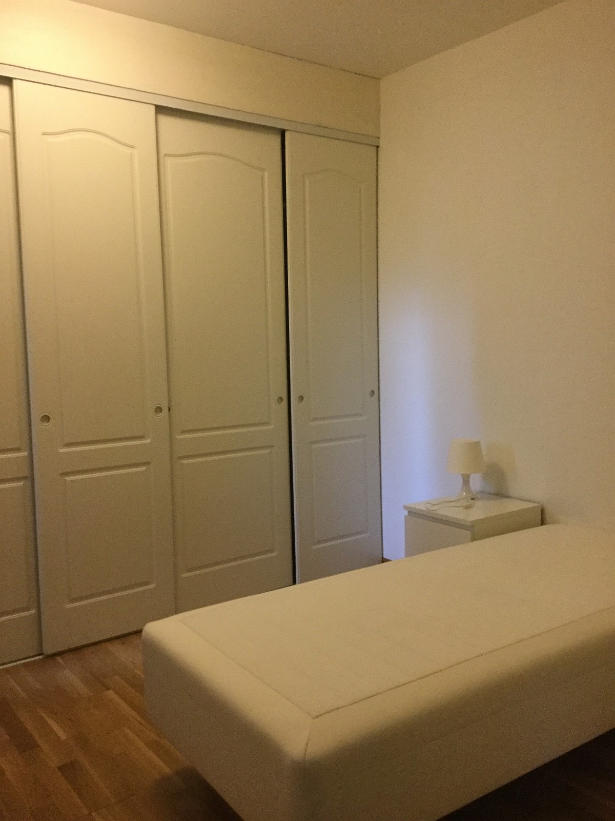 Soverom med dobbeltseng og god skapplass Galleribilde