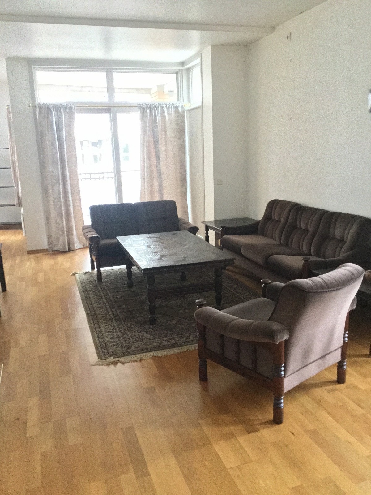 Leiligheten er møblert med nyere stuemøbler Galleribilde