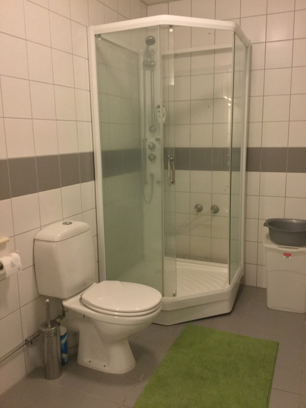 Bad med dusjkabinett (nytt i 2019) og vaskemaskin. Galleribilde