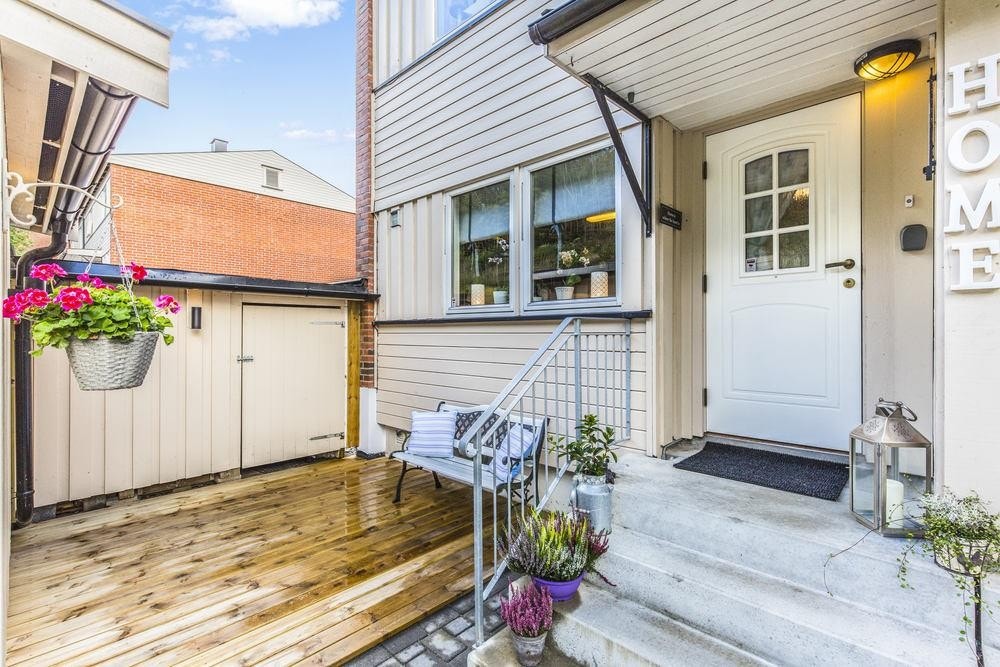 Lun frokostterrasse ved inngangspartiet. Inngangsparti er pent opparbeidet med steinheller fra 2014, det er lagt varmekabler i trapp til inngangsdør. Galleribilde