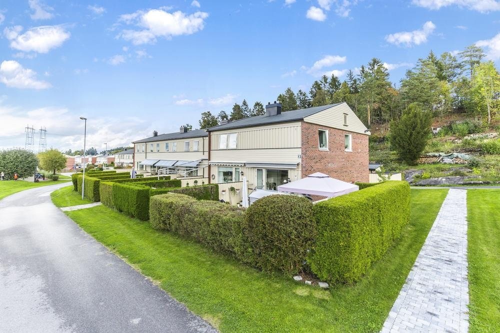 Velholdt enderekkehus med flott uteplass beliggende i et populært og stille område Galleribilde