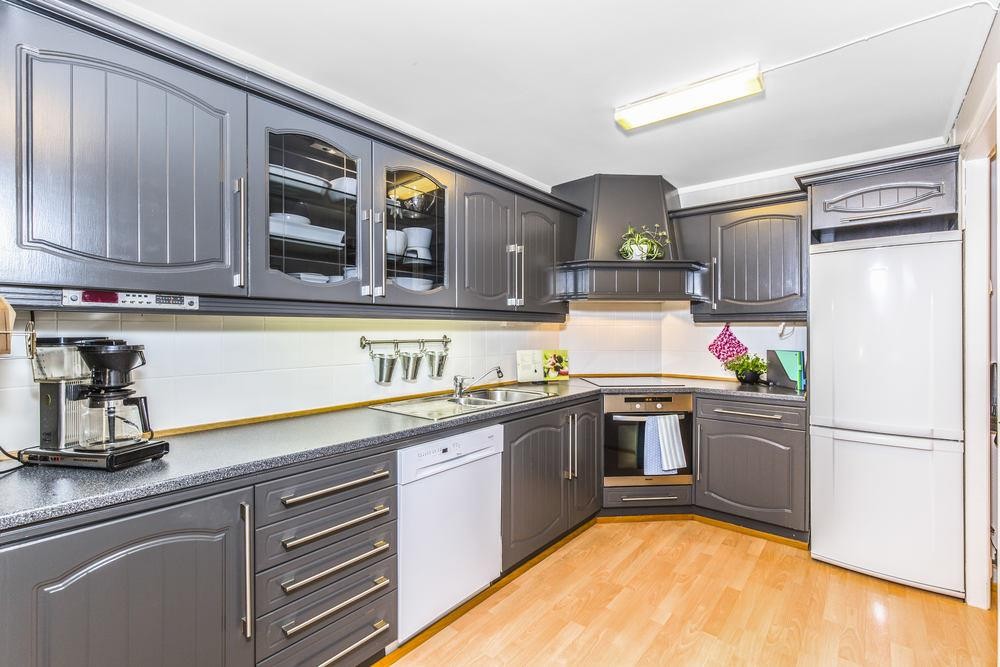 Romslig kjøkken med plass til spisebord. Innredningen er fint tilpasset og har en praktisk løsning. God skap- og benkplass. Galleribilde