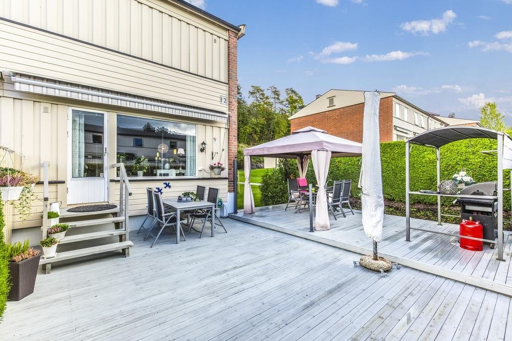 Leiligheten har en pent opparbeidet og usjenert uteplass med ekstra romslig veranda ut fra stue. Uteplassen er innrammet med hekk mot naboer og vei. Galleribilde