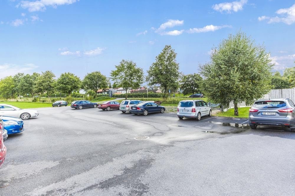 Parkering på felles biloppstillingsplass Galleribilde