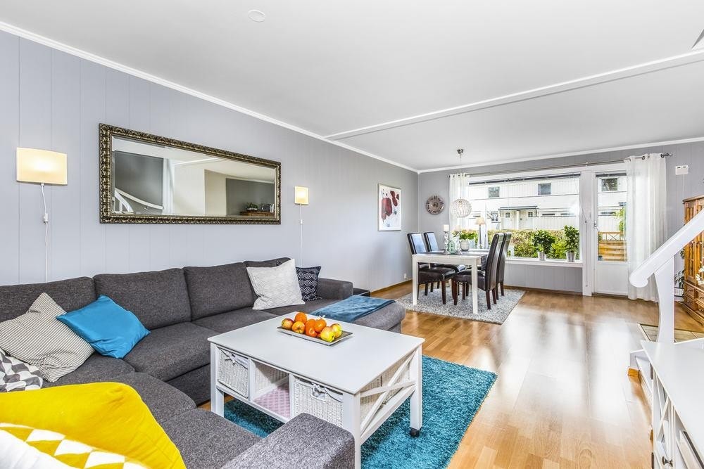 Romslig stue med store vindusflater som gir godt med lys i boligen. Galleribilde