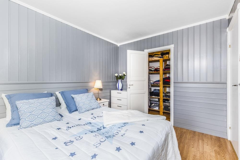 Hovedsoverom har direkte adkomst til et lite walk-in closet Galleribilde