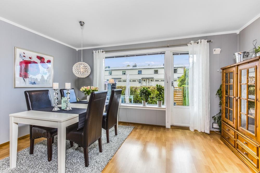 God plass til både sofagruppe og spisestue i stuen Galleribilde