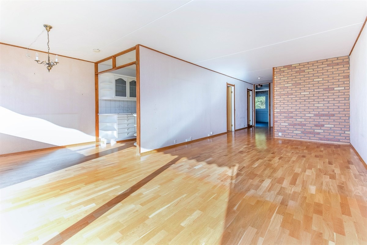 Stuen er romslig med god plass til både salong og spisestue! Galleribilde