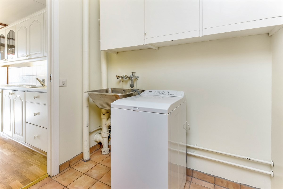 Vaskerom/grovkjøkken med opplegg for vaskemaskin. Inngang til separat wc. Galleribilde