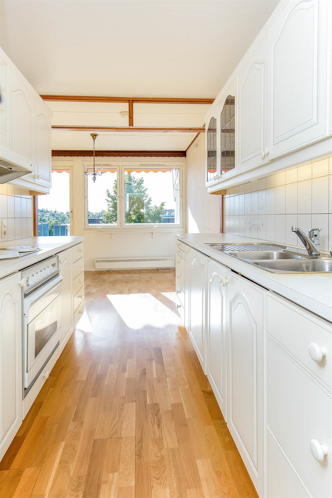 En fin og naturlig spisestueplass mellom kjøkkenet og balkongen. Galleribilde