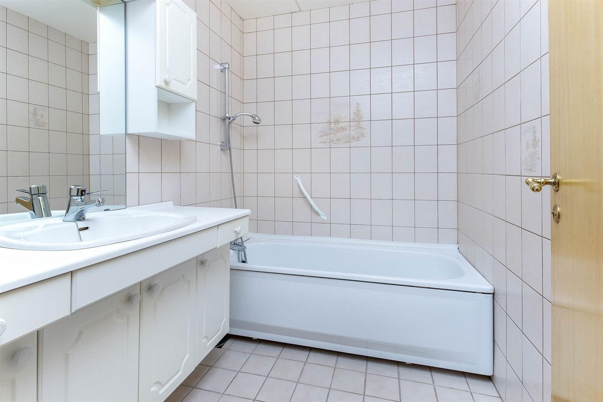 Bad med badekar, godt med skapplass. Varmekabler i gulv. Galleribilde