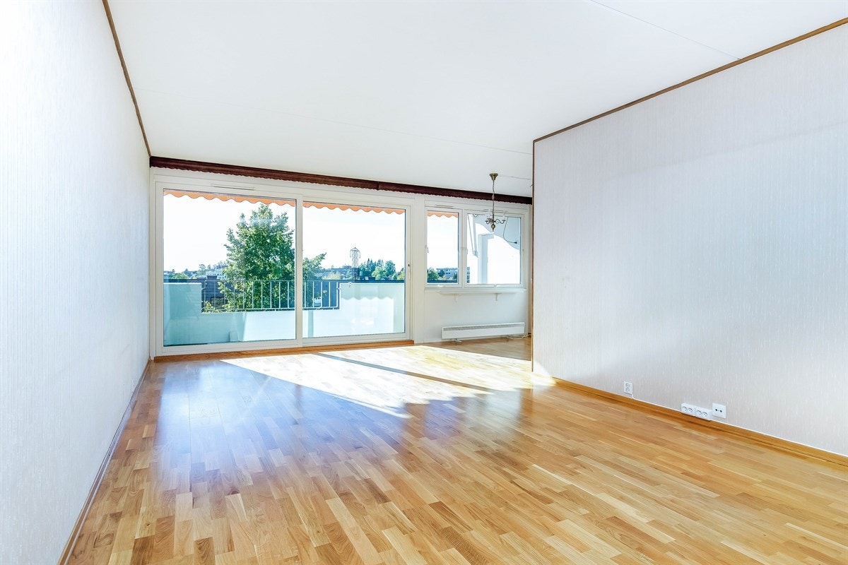 God planløsning i stuen som gjør det enkelt å innrede i ulike avdelinger. Galleribilde