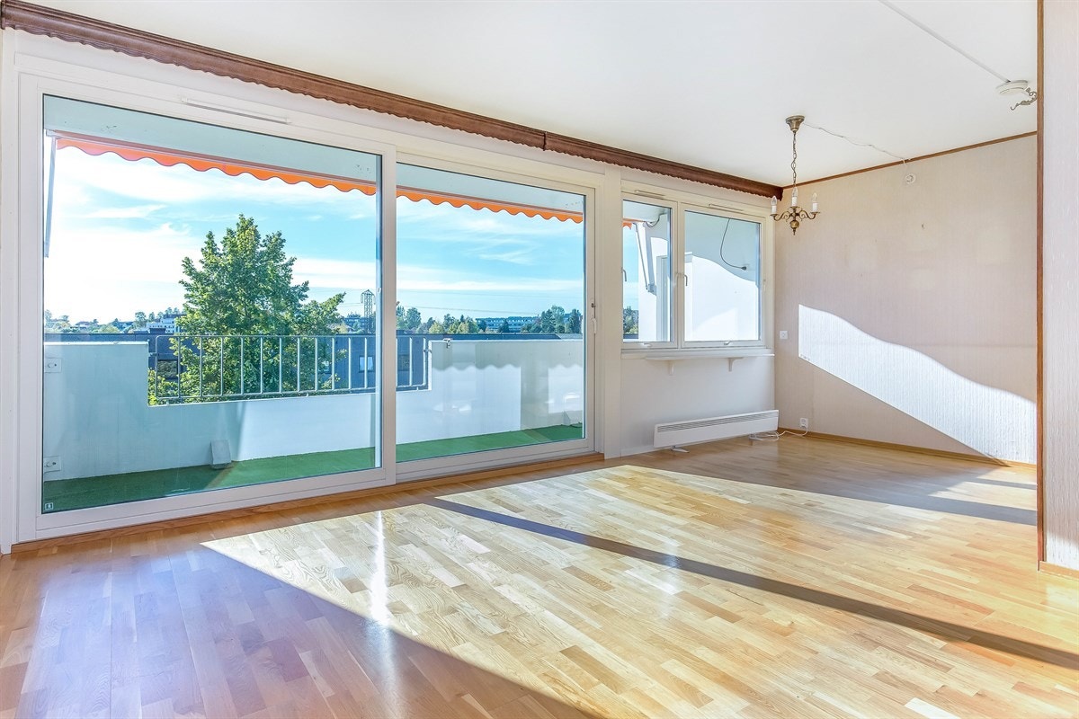 Romslig stue med gode lysforhold! Galleribilde