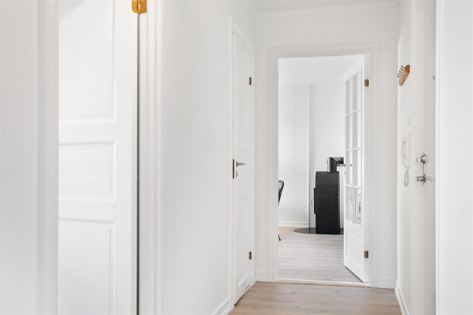 Velkommen inn i en lys og pen gang. Galleribilde