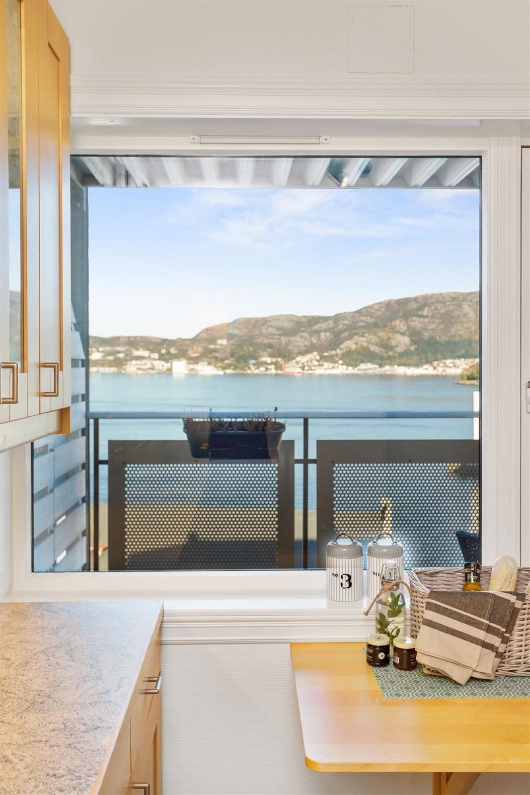 Glimt av kjøkken. Et perfekt sted å sitte med morgenkaffen. Galleribilde