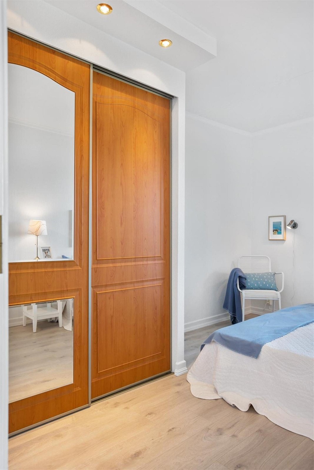 Hovedsoverom med skyvedørsgarderobe. Galleribilde