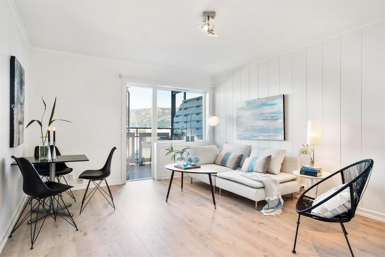 Også plass til romslig sittegruppe. Utgang til stor balkong på hele 27kvm. Galleribilde