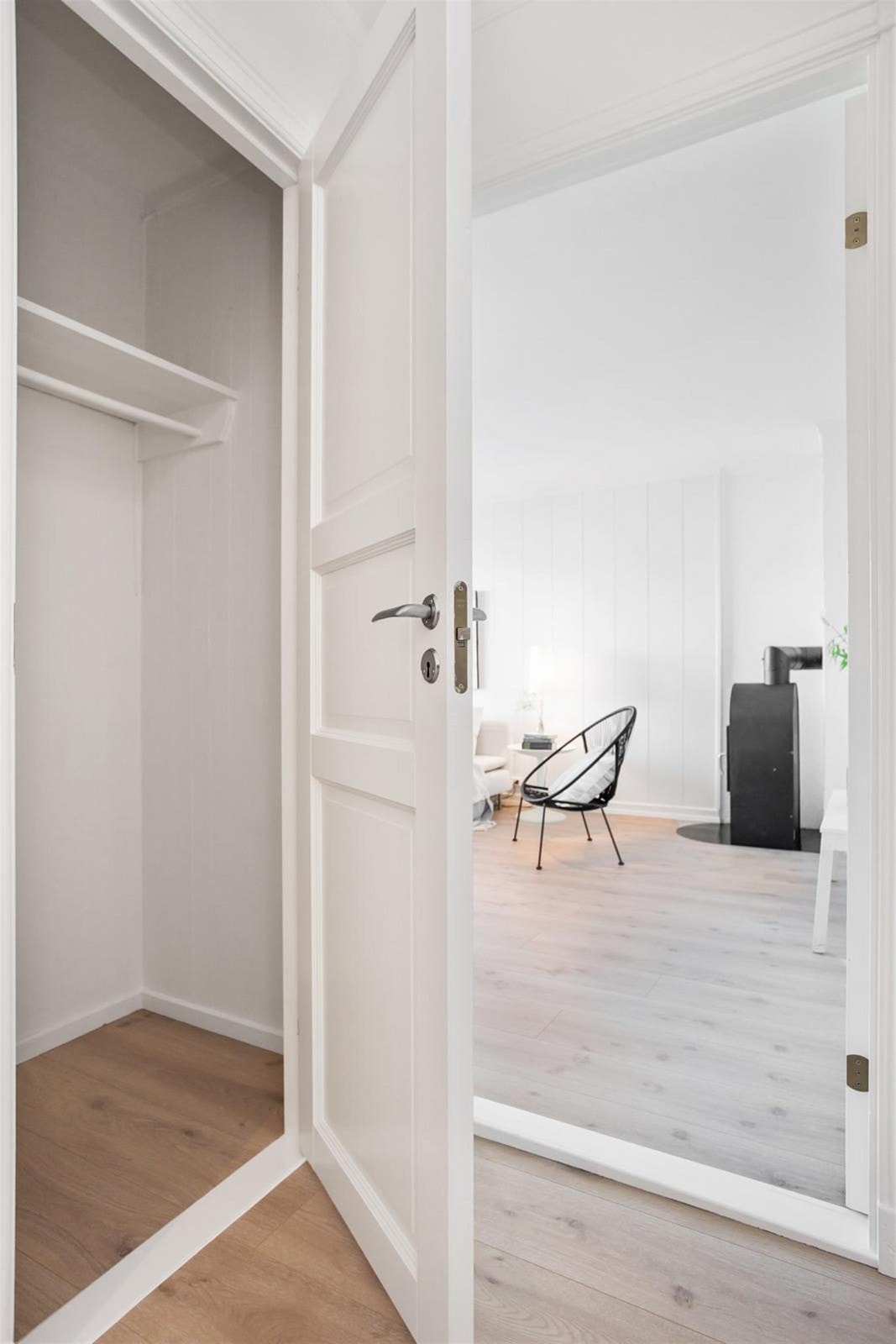 Fra gangen er det inngang til liten bod / klesrom. Galleribilde