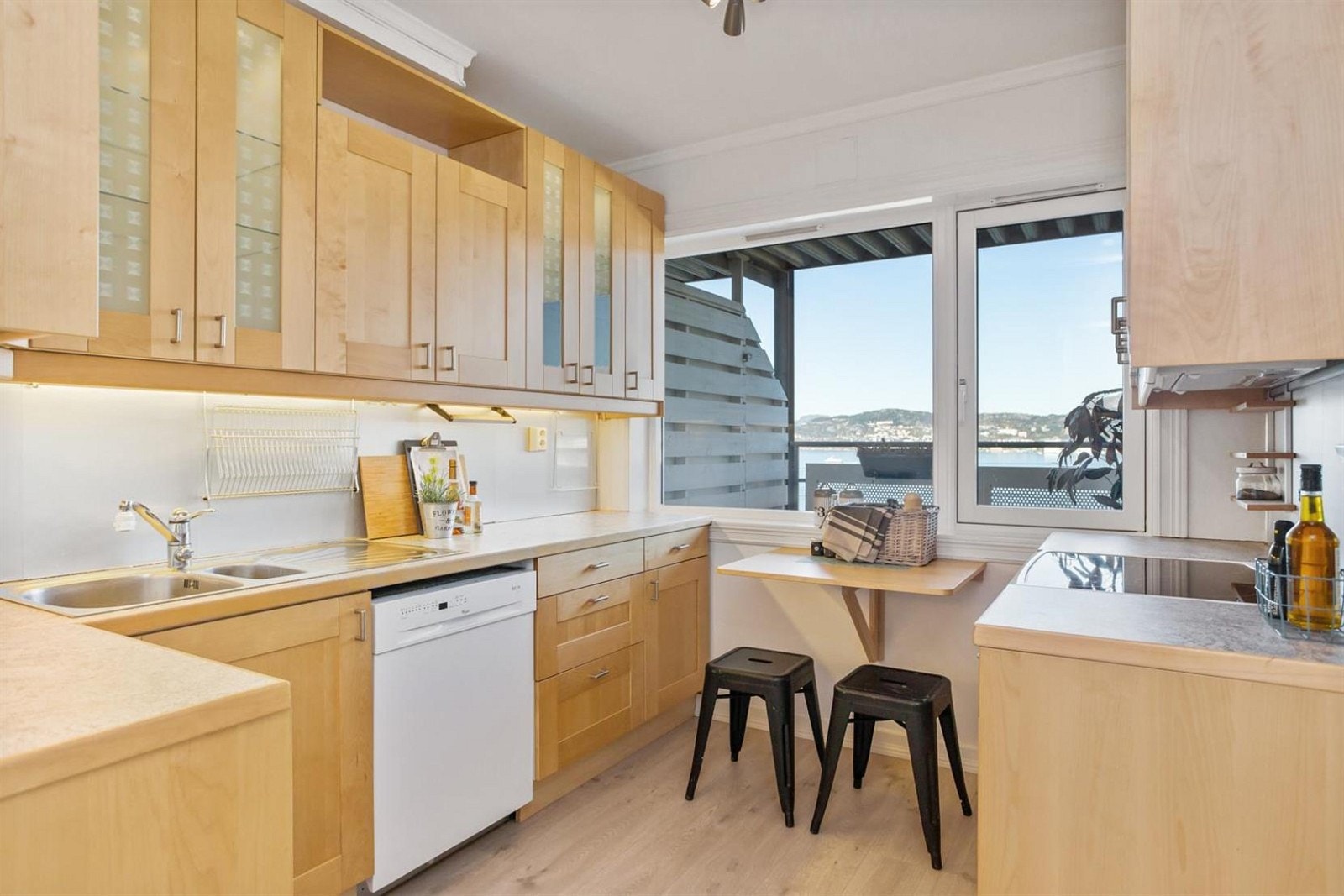 Profilert innredning med mye skap- og benkeplass. Galleribilde