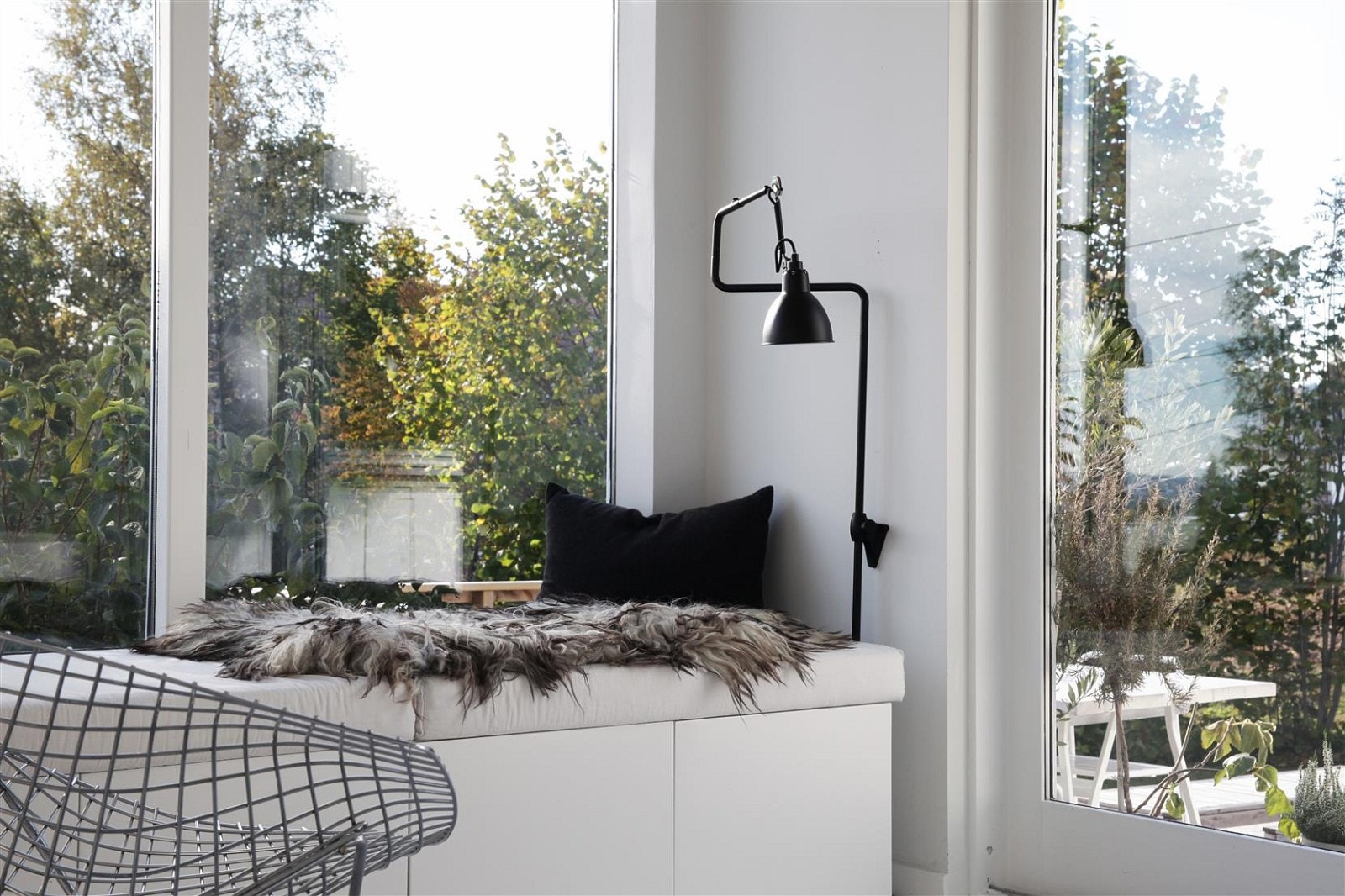 Ved vinduene er det en plassbygd sittebenk med 4 praktiske skap under. Galleribilde