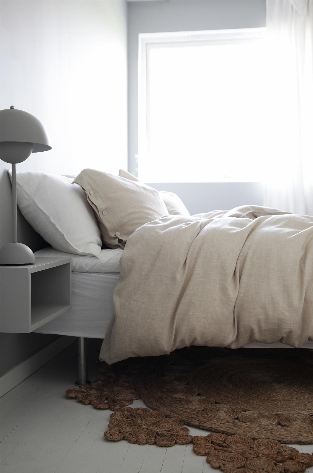 I andre etasje er det 3 soverom. Hovedsoverom, avbildet, har også eget garderoberom. Galleribilde