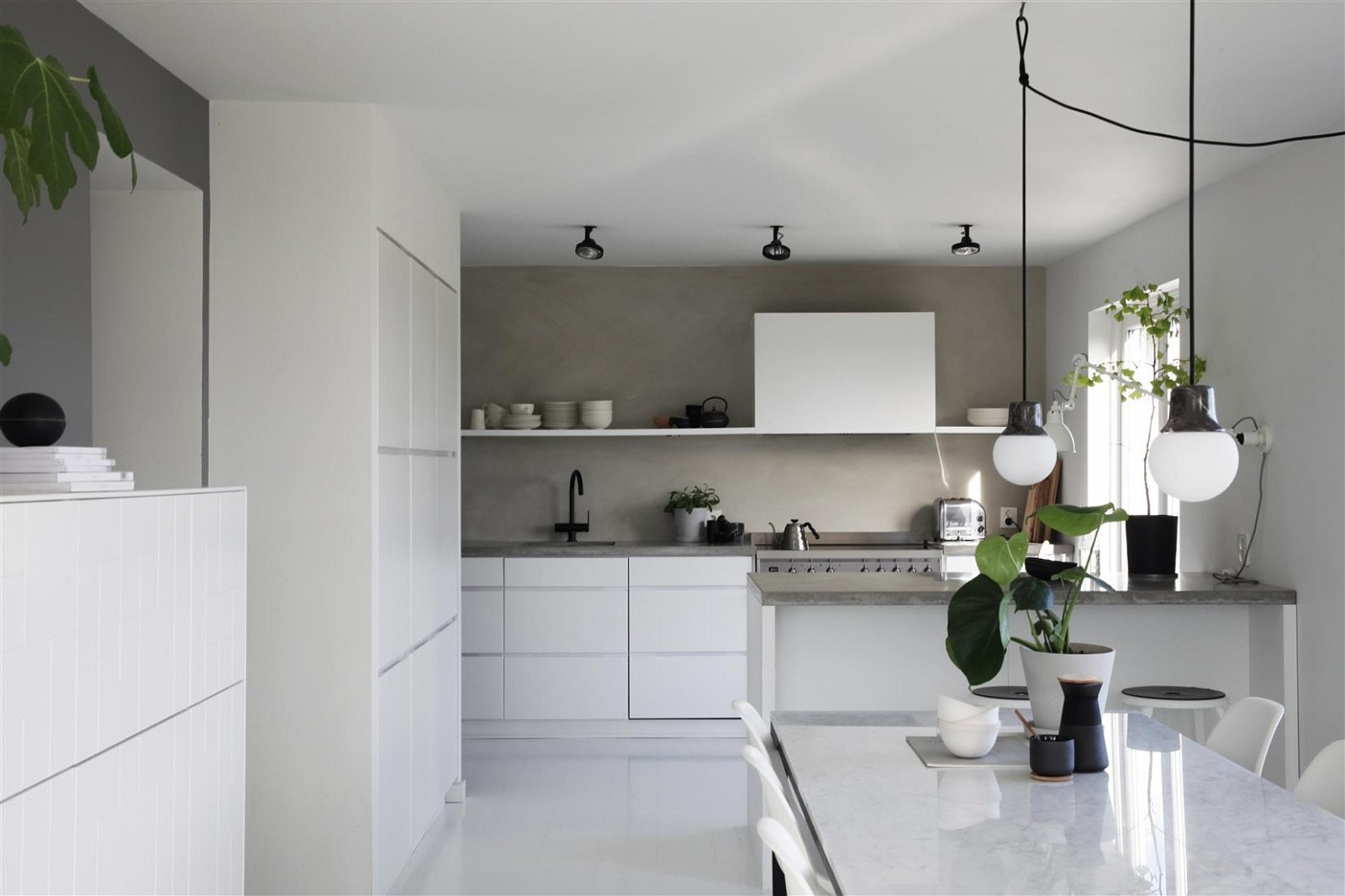 Innredningen er fra Kvik, ble oppgradert i 2013, og har stilfulle fronter som kler boligen godt. Galleribilde