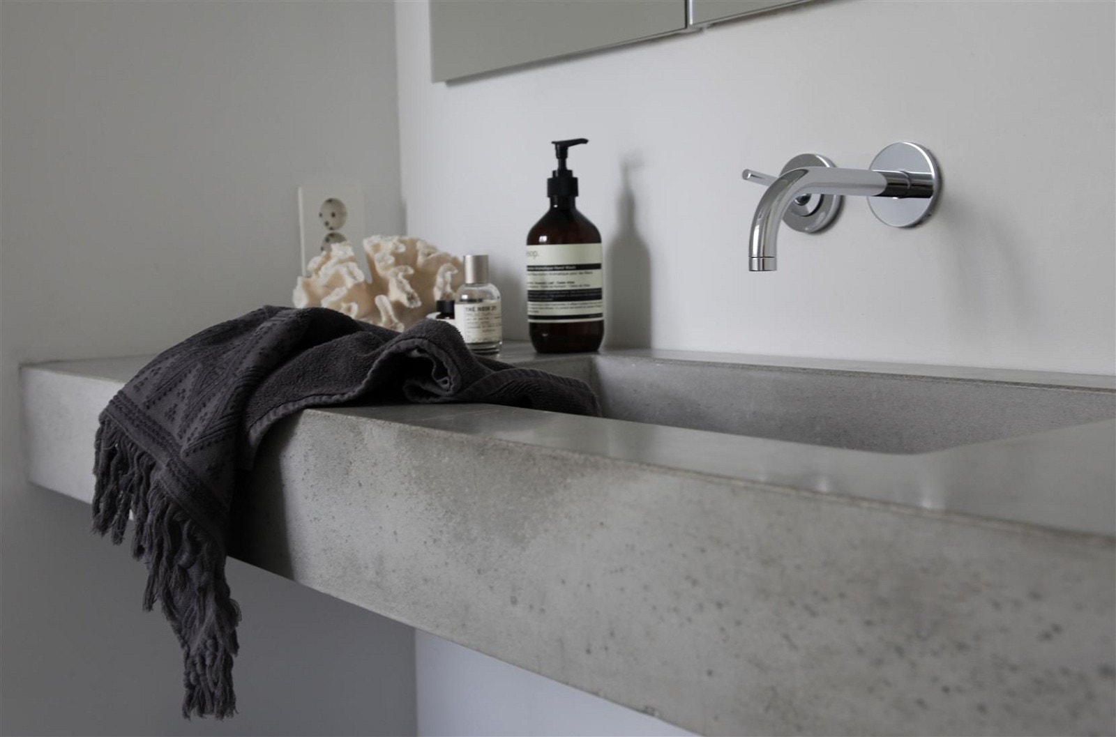 Gjennomført: Støpt servantinnredning som matcher gulvet Galleribilde