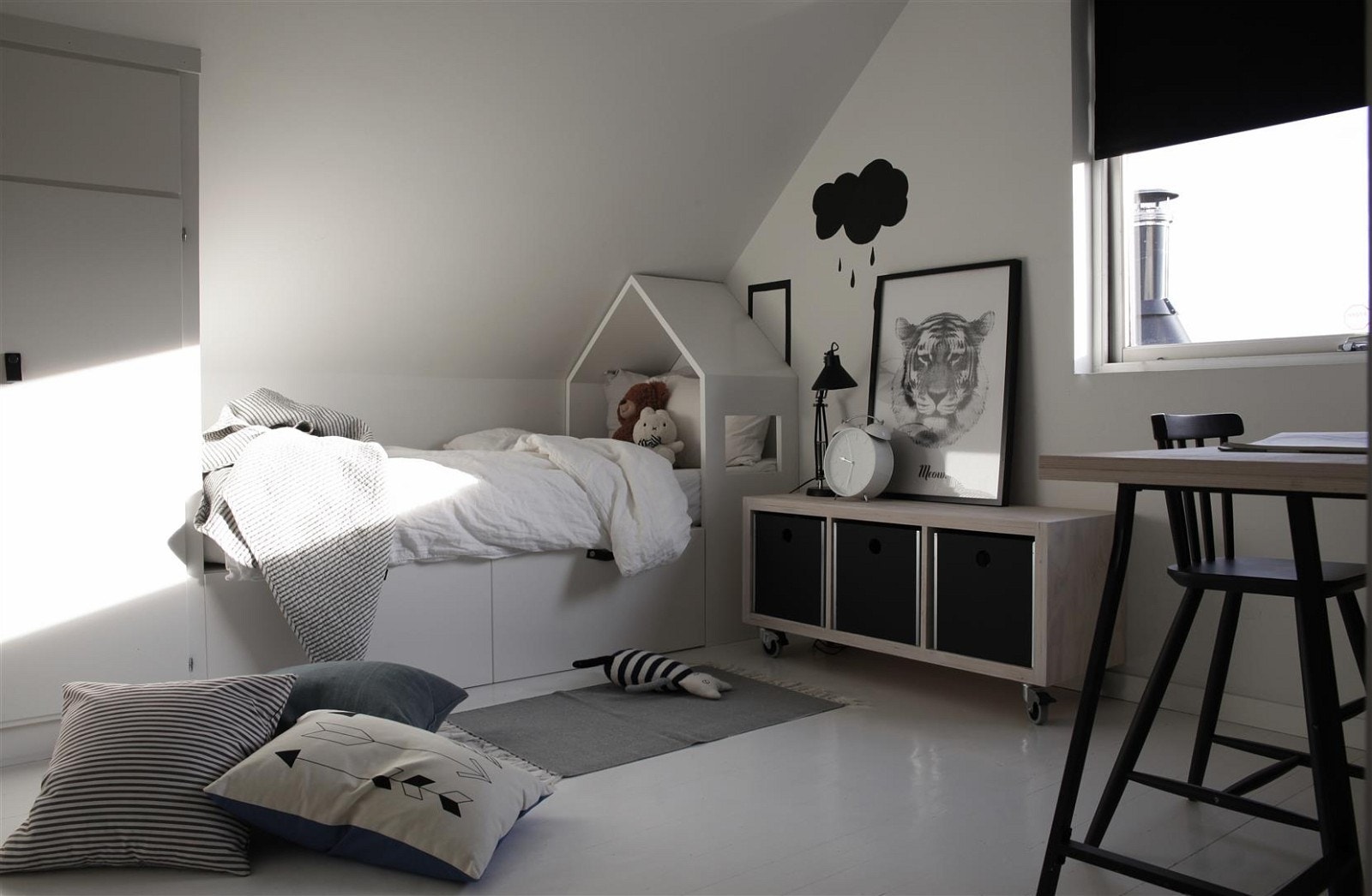 Romslig barnerom med plassbygget seng og garderobe. Galleribilde