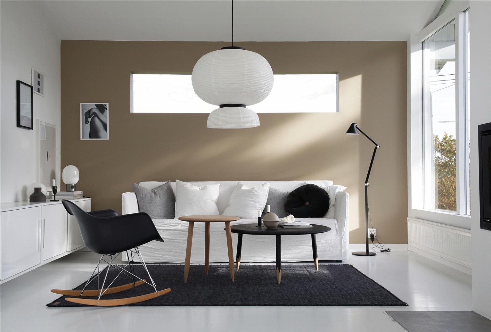 Stuen har åpen himling, samt generøse vindusflater som slipper omgivelsene tett på og rikelig med dagslys inn. Galleribilde