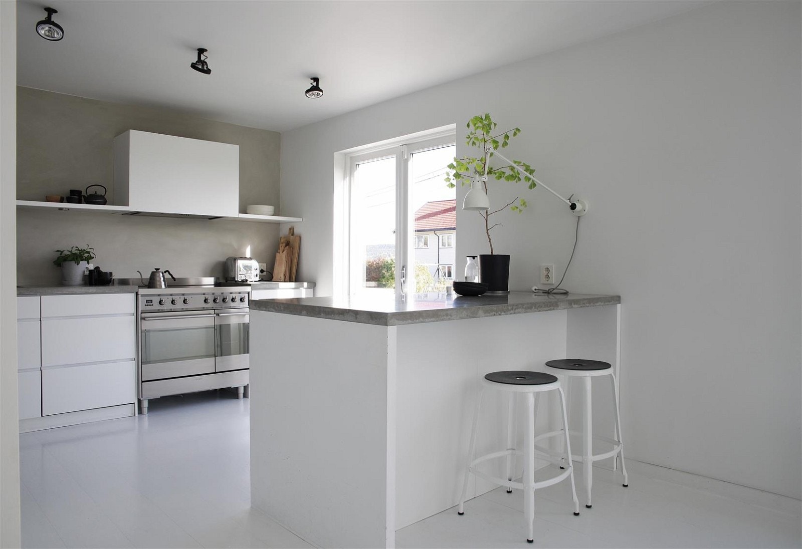 Fra kjøkkenet er det egen utgang til uteplass på boligens fremside. Galleribilde