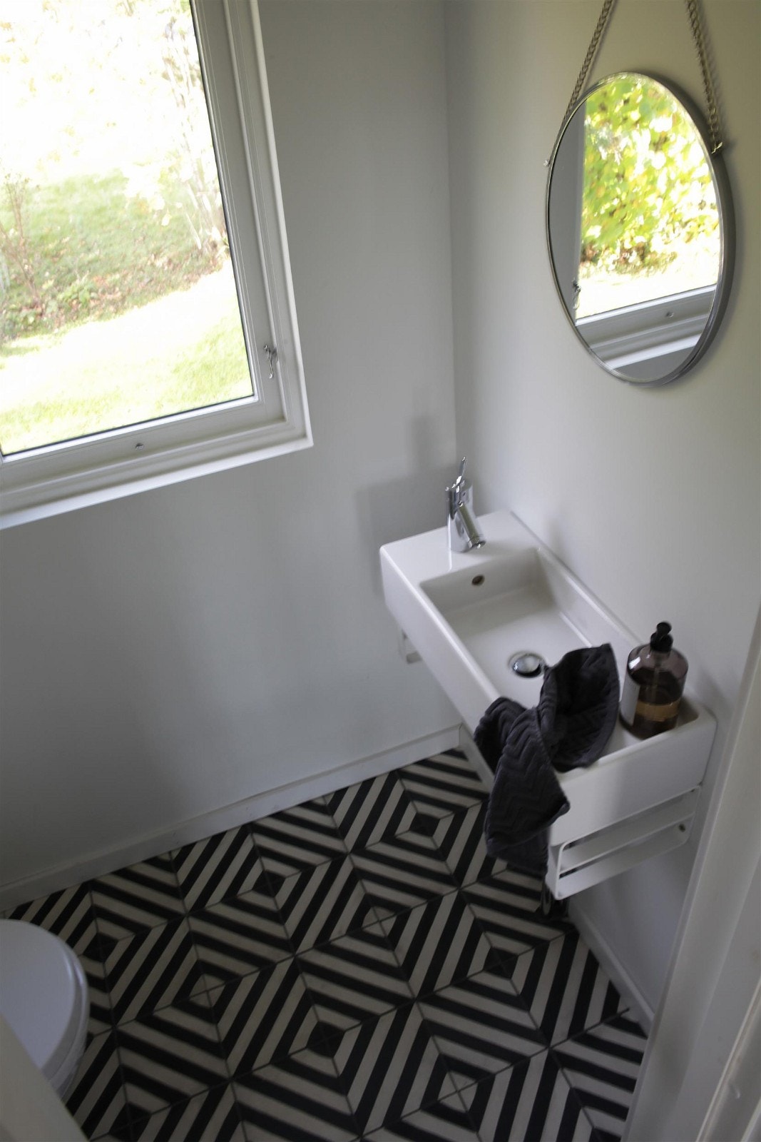 Delikat gjestetoalett i 1. etasje Galleribilde