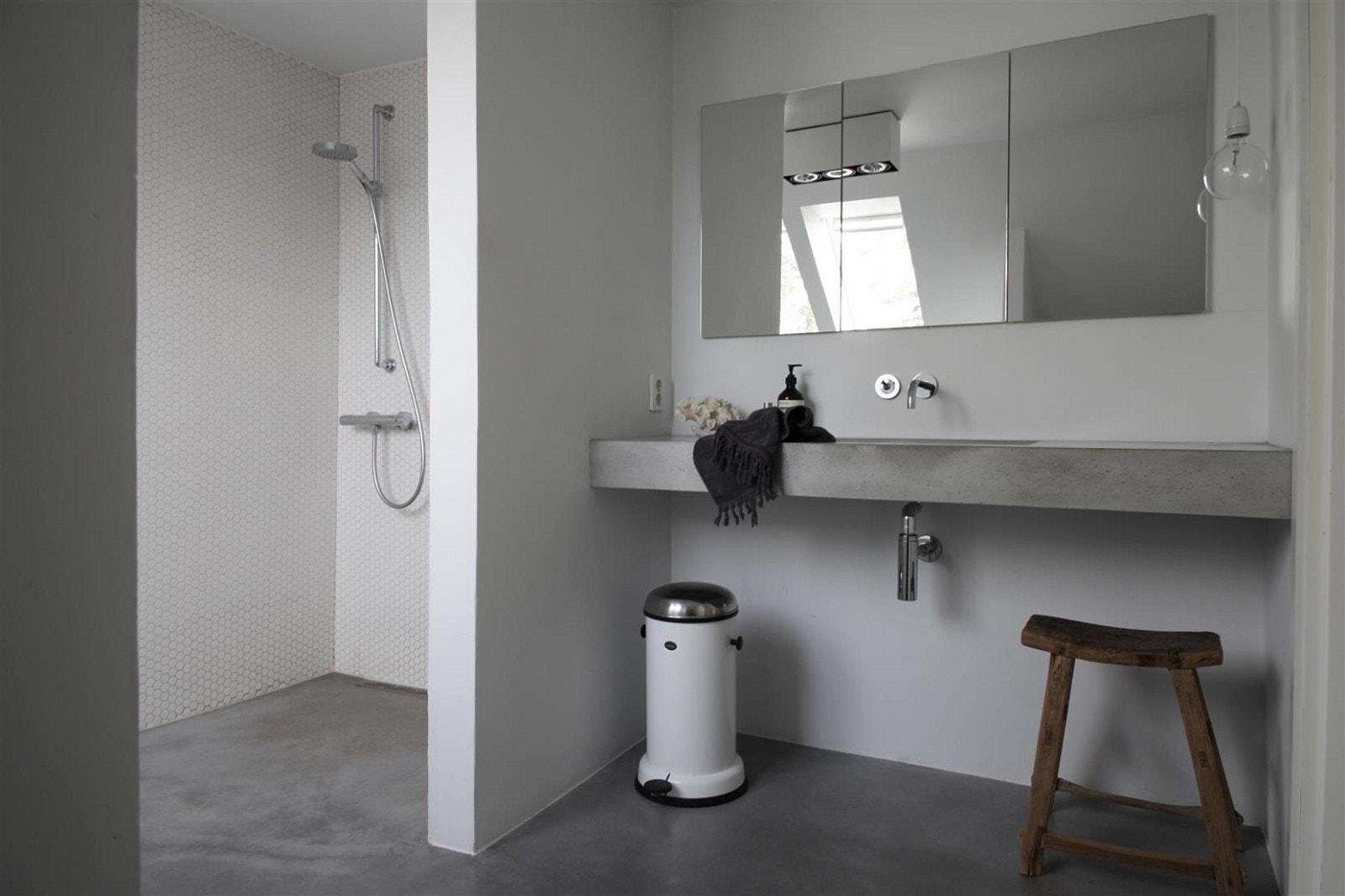 Badet i 2. etasje ble etablert i 2013. Stor flislagt dusjsone med dobbeldusj. Galleribilde