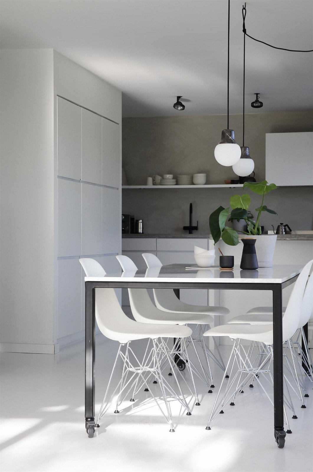 God plass mellom stuen og kjøkken til spisetue med plass til mange. Galleribilde