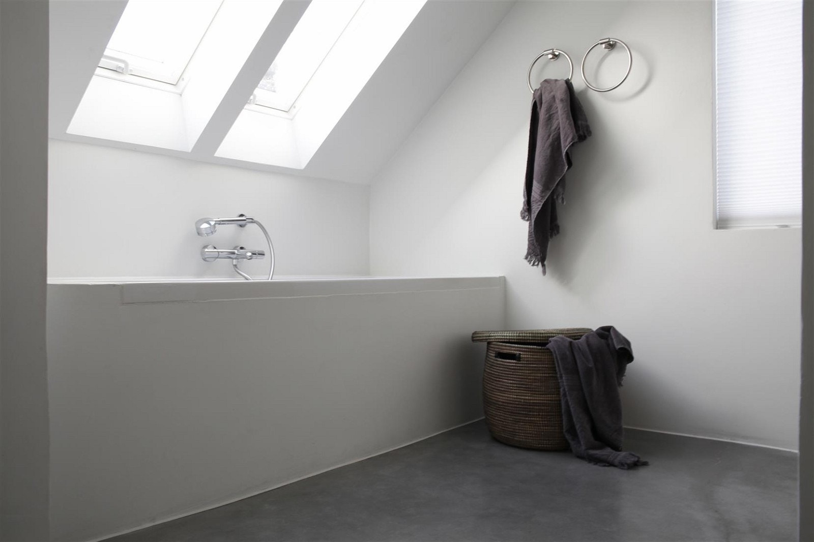 Spa i eget hjem. Stort badekar plassert under takvinduene. Galleribilde