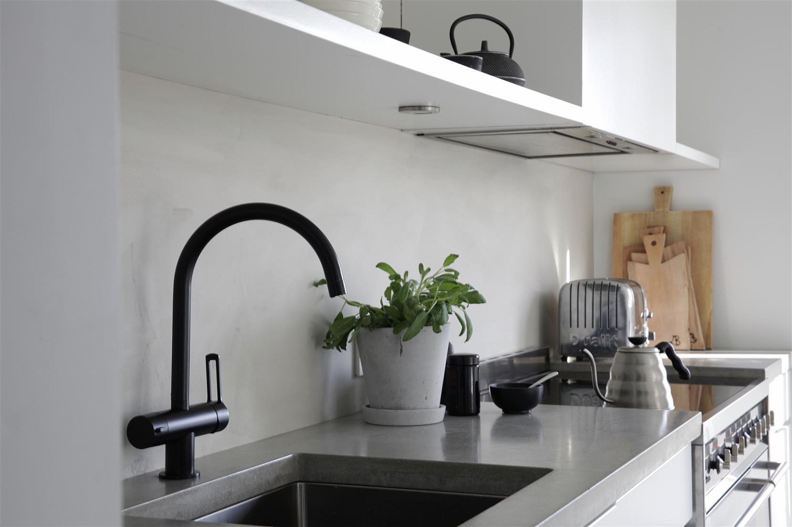 Stilrent og moderne. Betong benkeplate med underlimt vask. Galleribilde