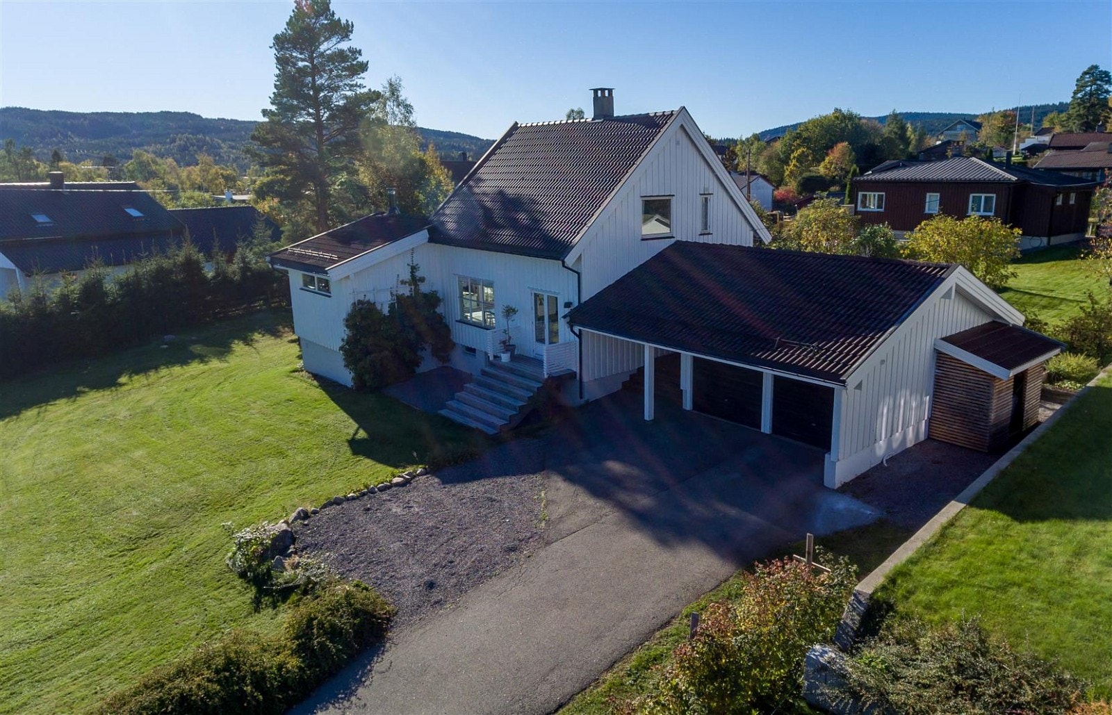 Boligen ligger på en stor solrik tomt, rolig barnevennlig område. Opparbeidet gårdsplass og dobbel garasje. Galleribilde