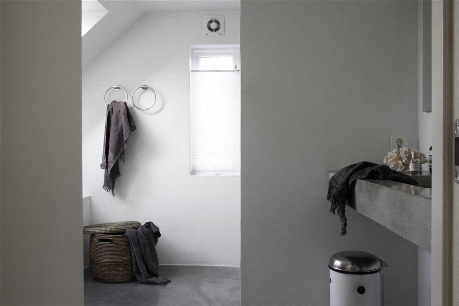 Rommet fremstår som svært stilrent med betonggulv og gulvvarme. Galleribilde