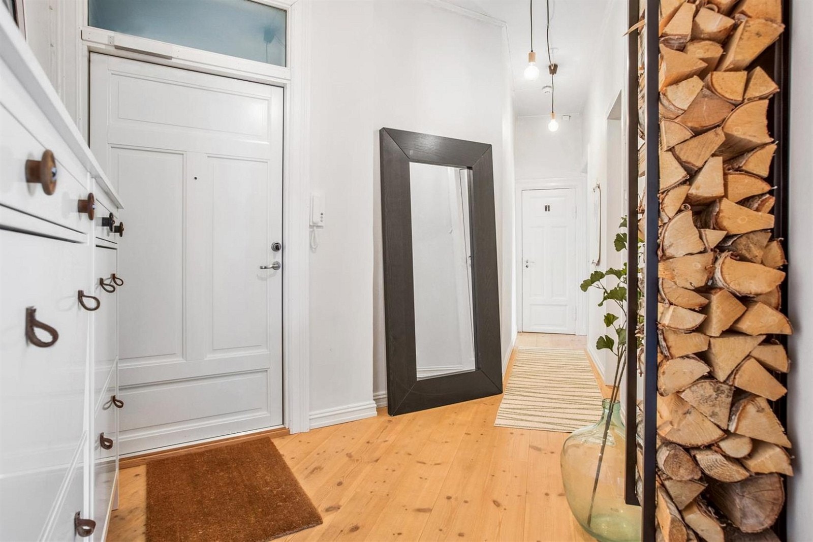 Leiligheten har en stor entré med rikelig med plass til yttertøy og sko. Galleribilde