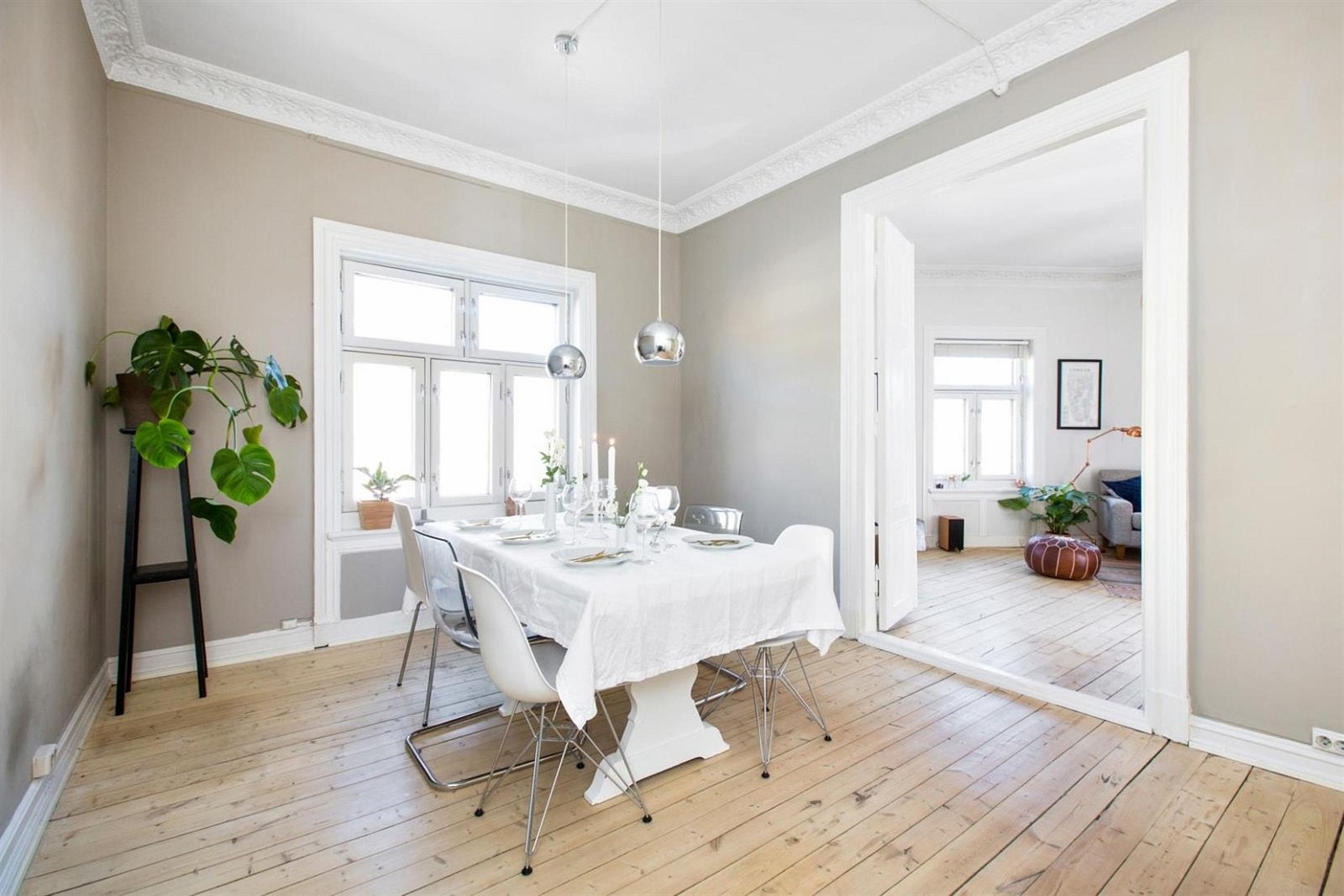 Et av leilighetens vakreste rom er spisestuen. Her har du klassiske detaljer som tregulv, stukkatur, store vinduer, vedovn og fløydører hvilket gir rommet et særpreg og en særdeles hyggelig følelse. Galleribilde