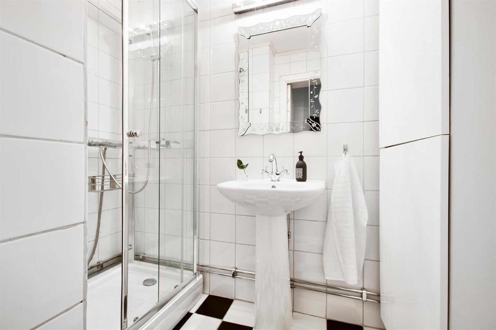 Bad og toalett er separat. Badet er fra 2008 og toalettet ble pusset opp i 2016. Galleribilde