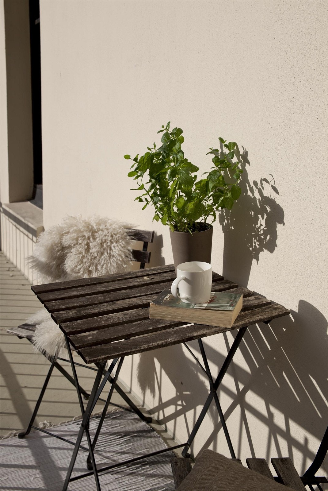 Borettslaget tillater at beboerne setter ut enkle utemøbler og noe beplantning hvilket gjør det riktig så hyggelig. Galleribilde